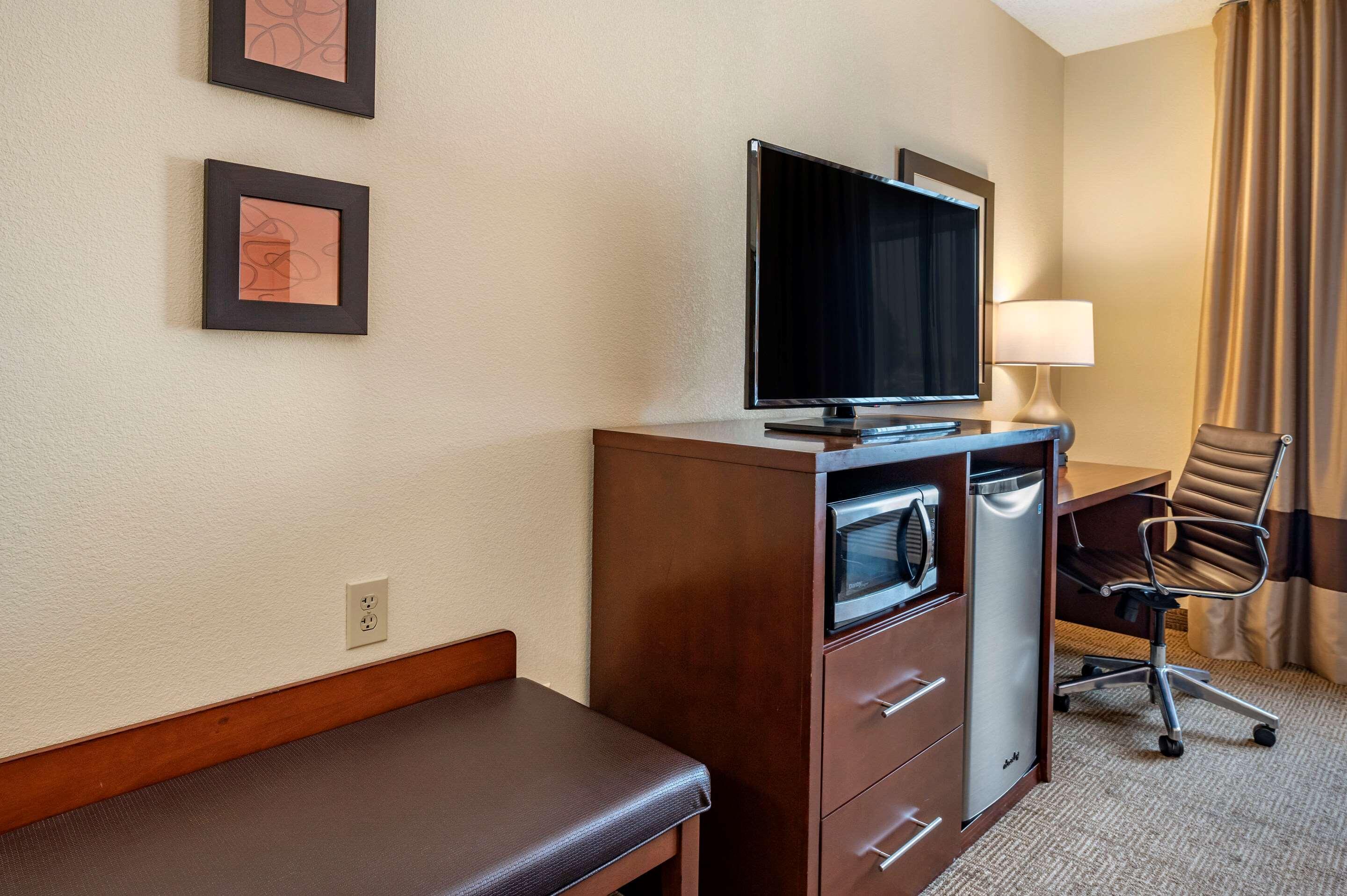 Comfort Suites Columbus West - Hilliard Екстериор снимка