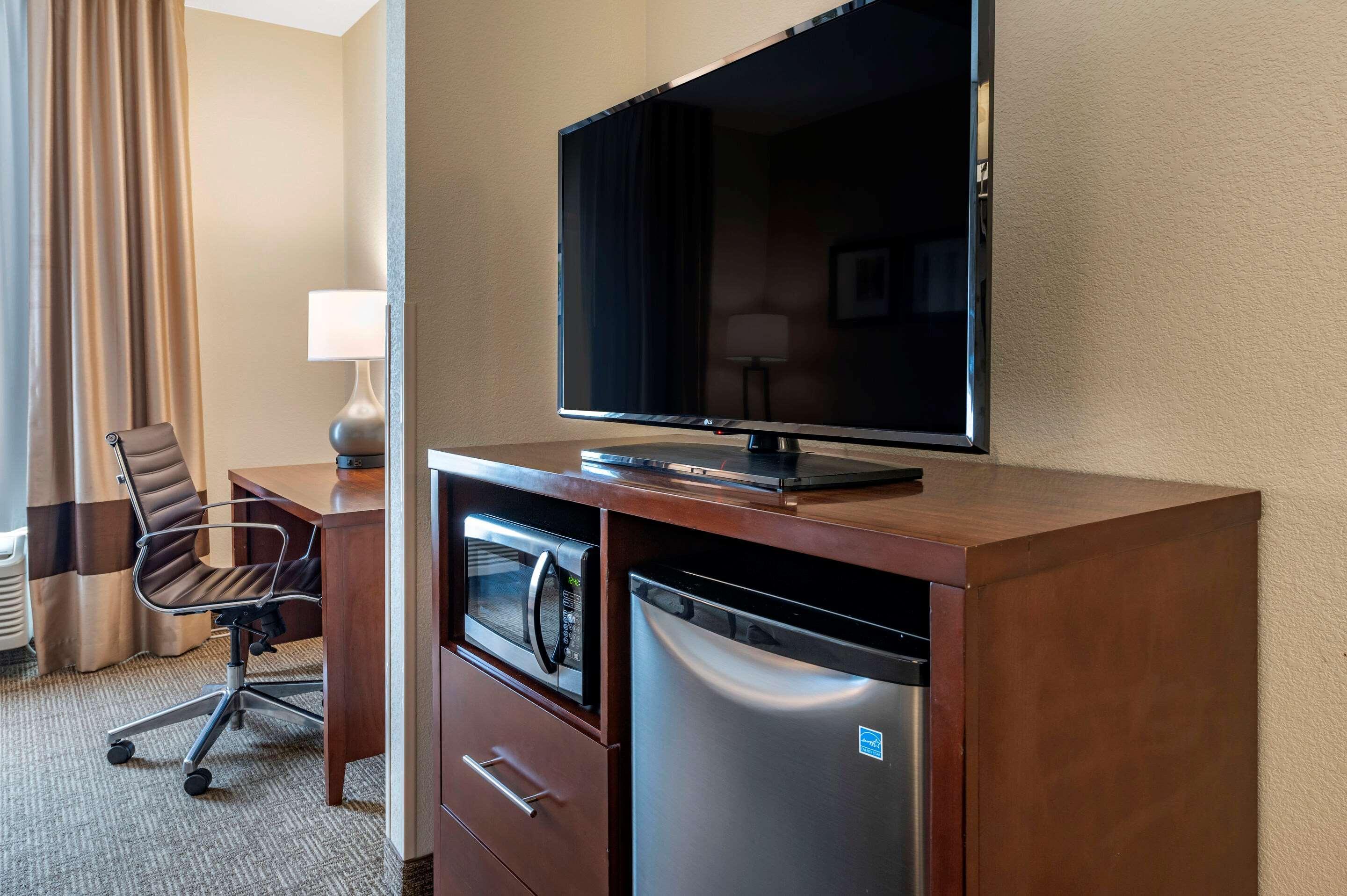 Comfort Suites Columbus West - Hilliard Екстериор снимка