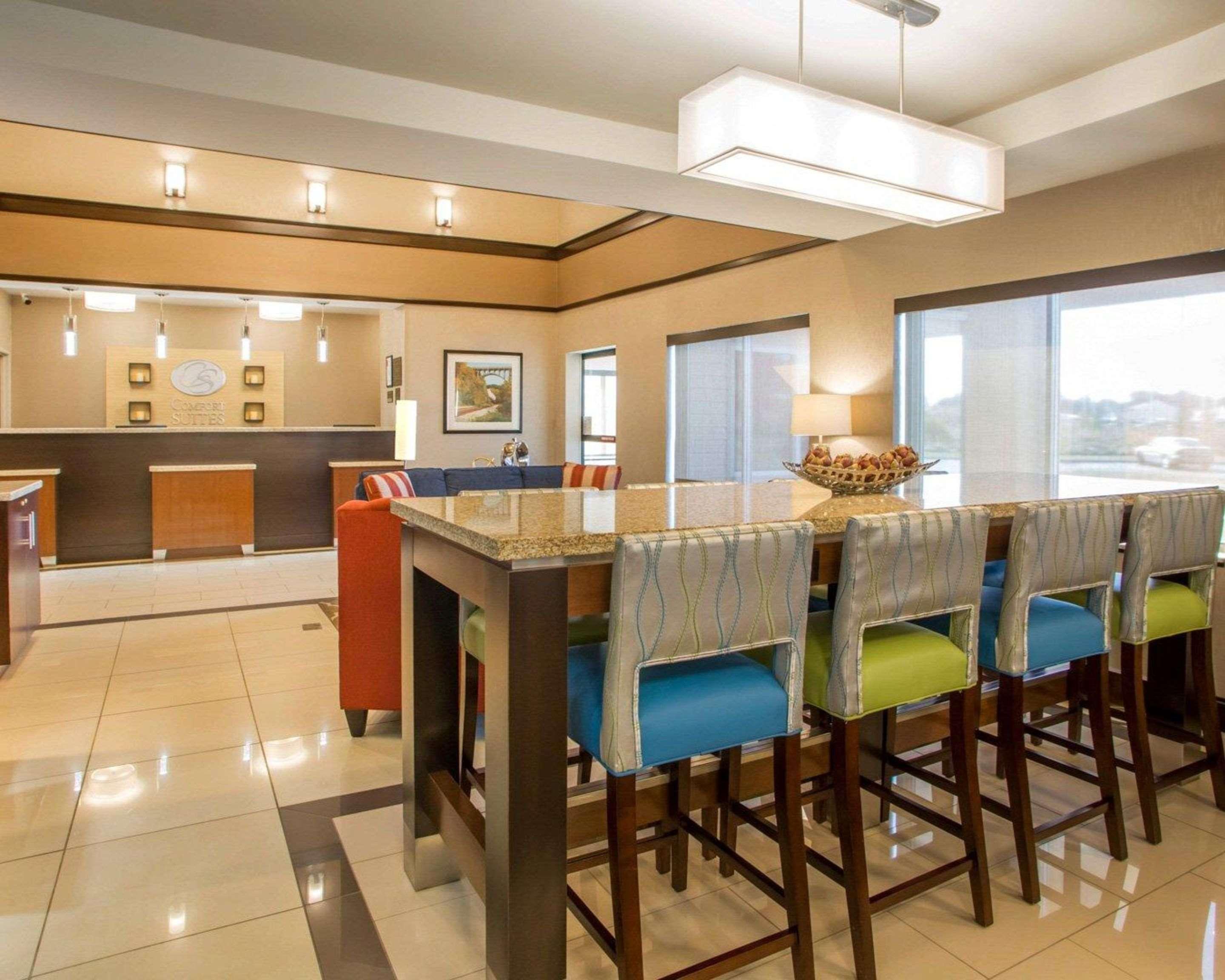 Comfort Suites Columbus West - Hilliard Екстериор снимка